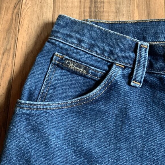Women's Wrangler Vintage High Rise Medium Wash Classic Denim Blue Jean Shorts 32 - Picture 2 of 11